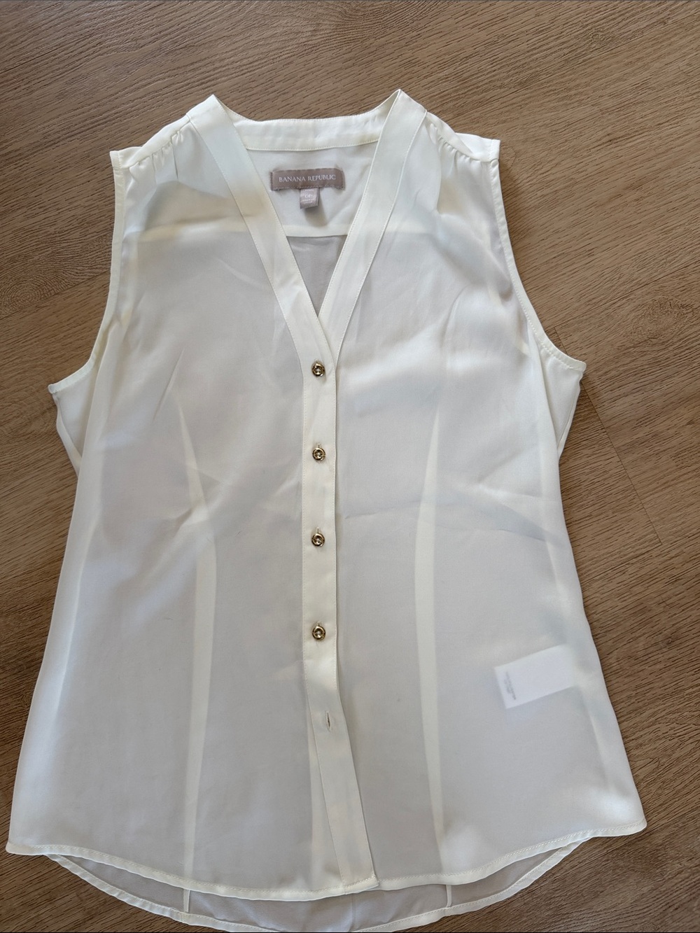 Banana Republic Cream Sleeveless Button-Front V-Neck Blouse